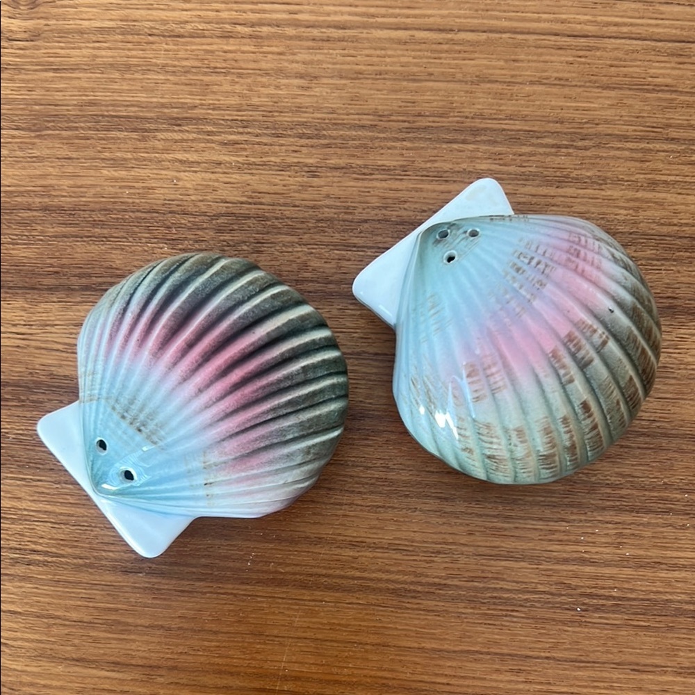 VintageClam Shell Salt and Pepper Shakers